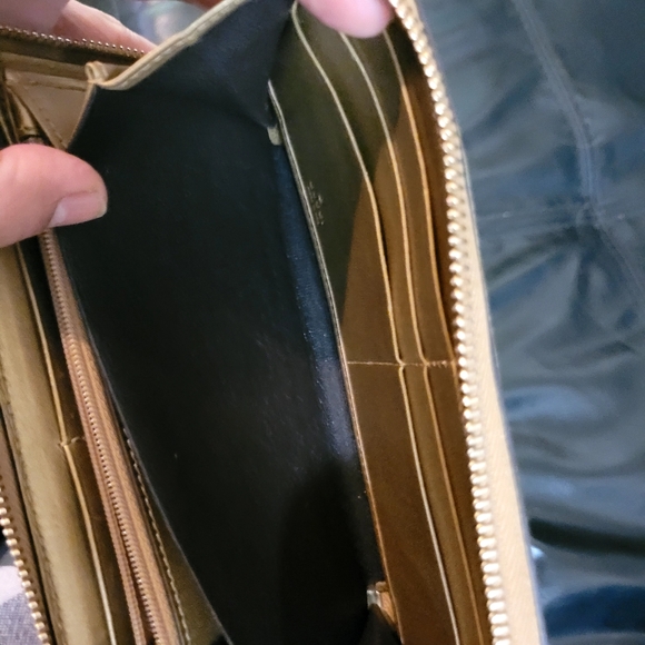 Authentic Gucci Gold Micro Guccissima Zip Around Wallet - Picture 9 of 17